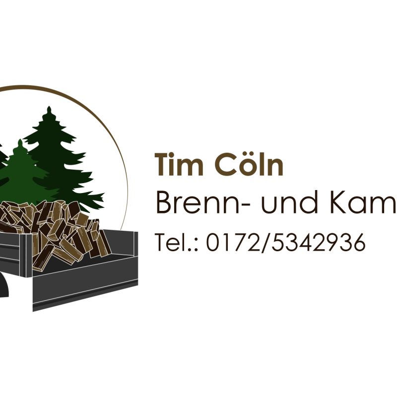 Logo von Tim Cöln mit Holzanhänger und grünen Tannen im Hintergrund